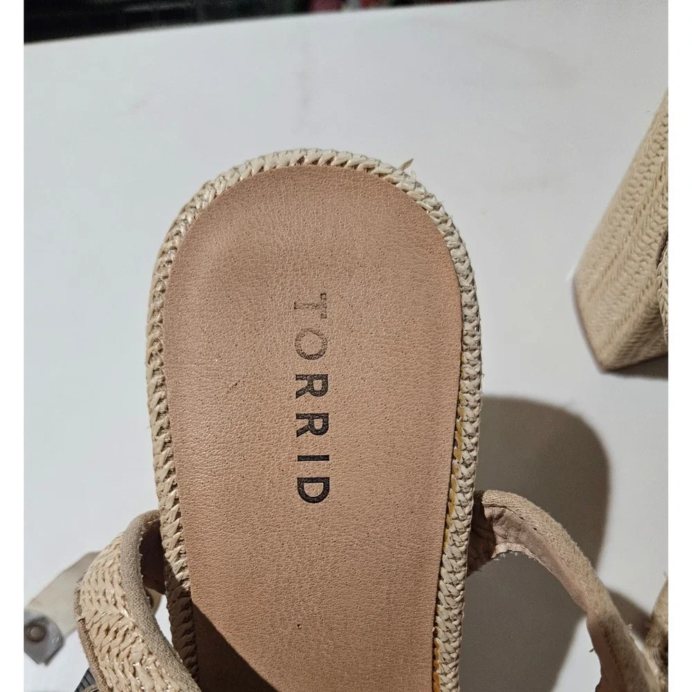 Torrid Beige Woven Straw Block Heel Sandals Square Toe Wide Width 8.5W